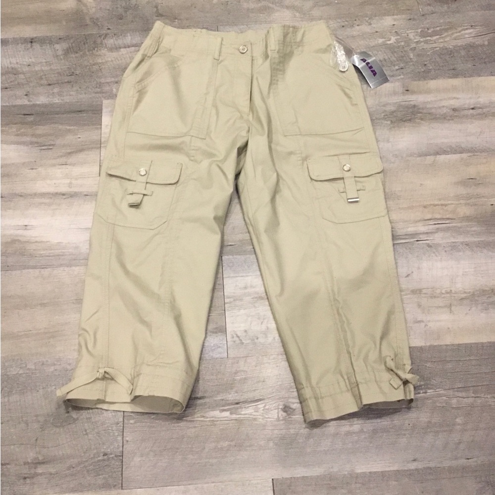 NWT Alia size 10 khaki Cargo Capris